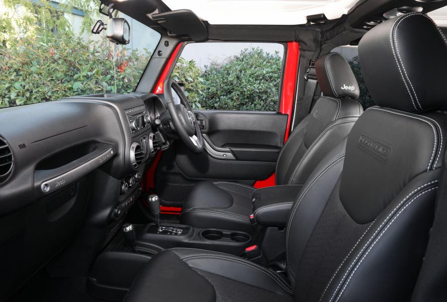 Интерьер Jeep Wrangler Freedom (JK) 2018 года  (AU) (фото 2 из 8)
